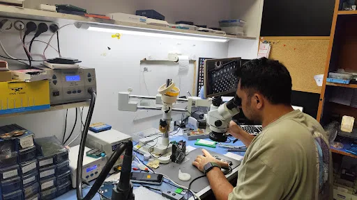 Bazı karmaşık iPhone arızaları, basit parça değişimleriyle çözülemez. Sorunun kaynağı, genellikle telefonunuzun beyni olan anakart üzerin...