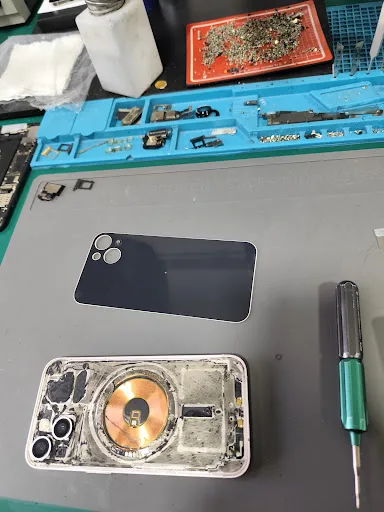 iphone 13 arka kapak değişim işlemi - Resim 1